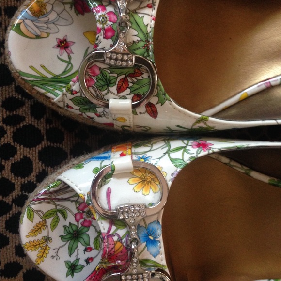 Two Lips Venus Patent Flower Print Wedges - Picture 4 of 8